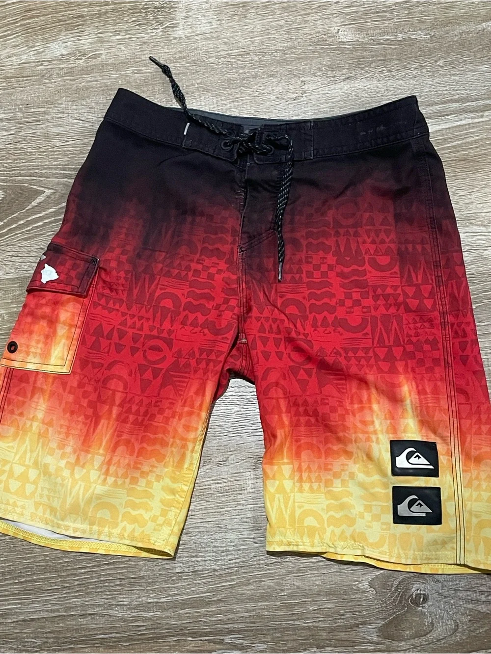 Quiksilver Boys Red Orange Gradient Boardshorts size 25 (medium)